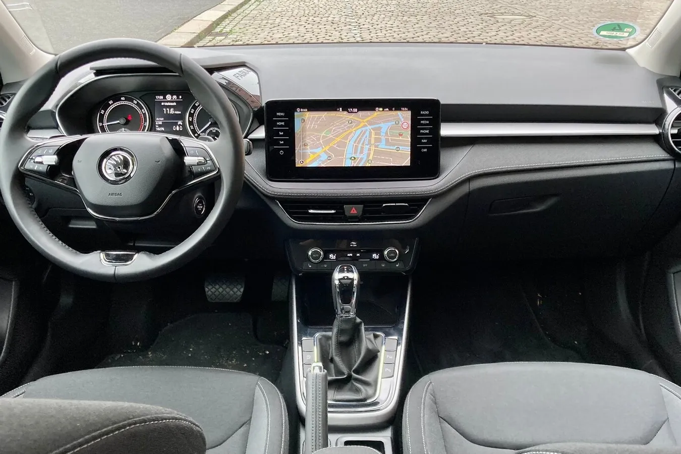 9,2-Zoll-Touchscreen im Business-Paket mit Navi, sonst gibt es im Fabia 6,5 oder 8 Zoll.
