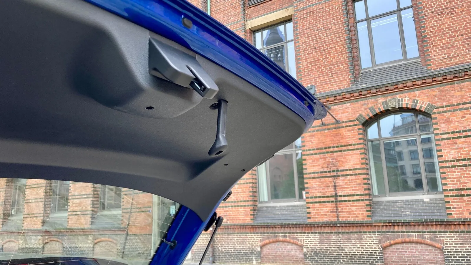 Auch Skoda muss aufs Geld schauen – günstiger Kunststoff-Schlauch als Zuziehhilfe in der Fabia-Heckklappe.