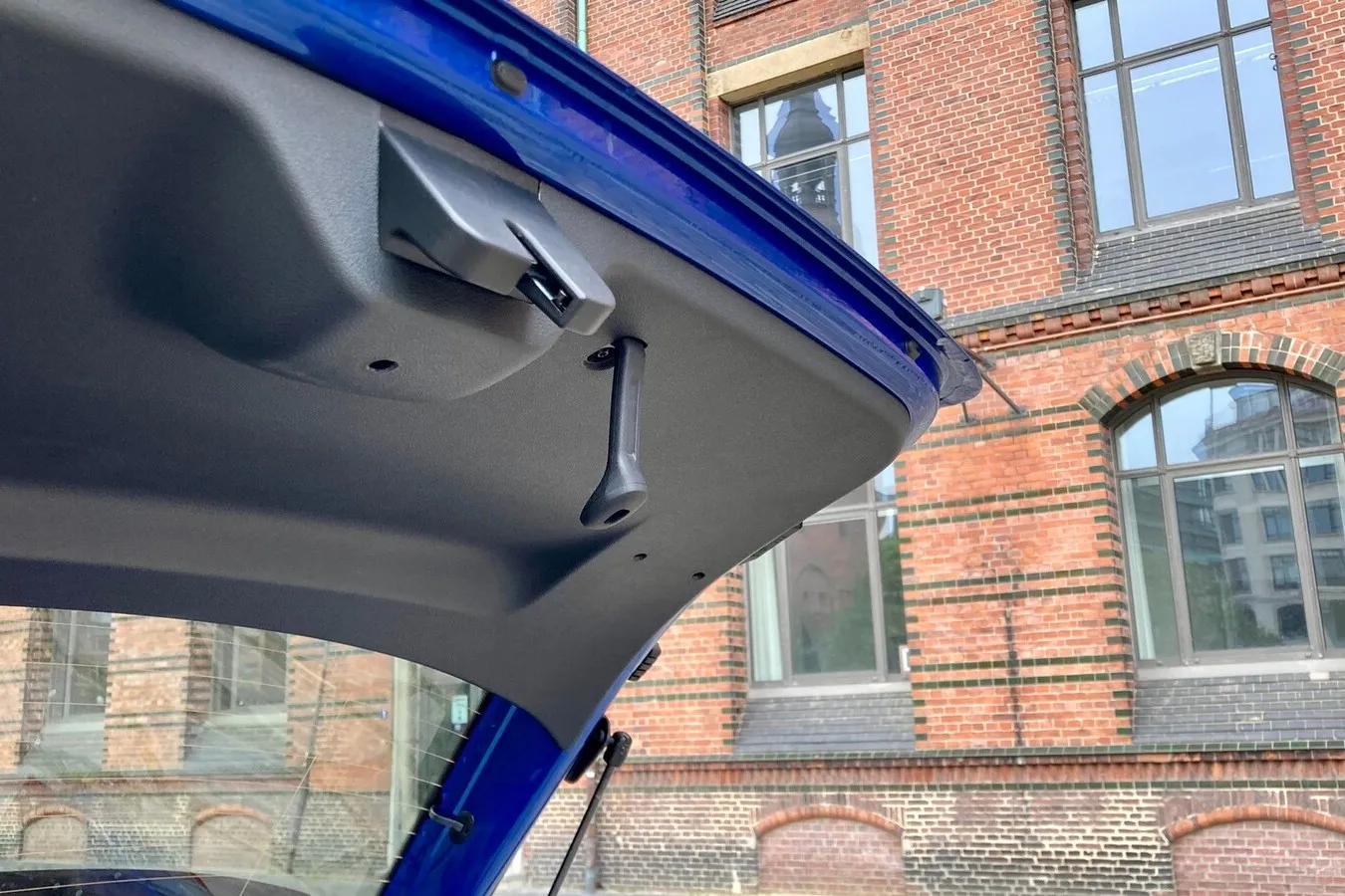 Auch Skoda muss aufs Geld schauen – günstiger Kunststoff-Schlauch als Zuziehhilfe in der Fabia-Heckklappe.