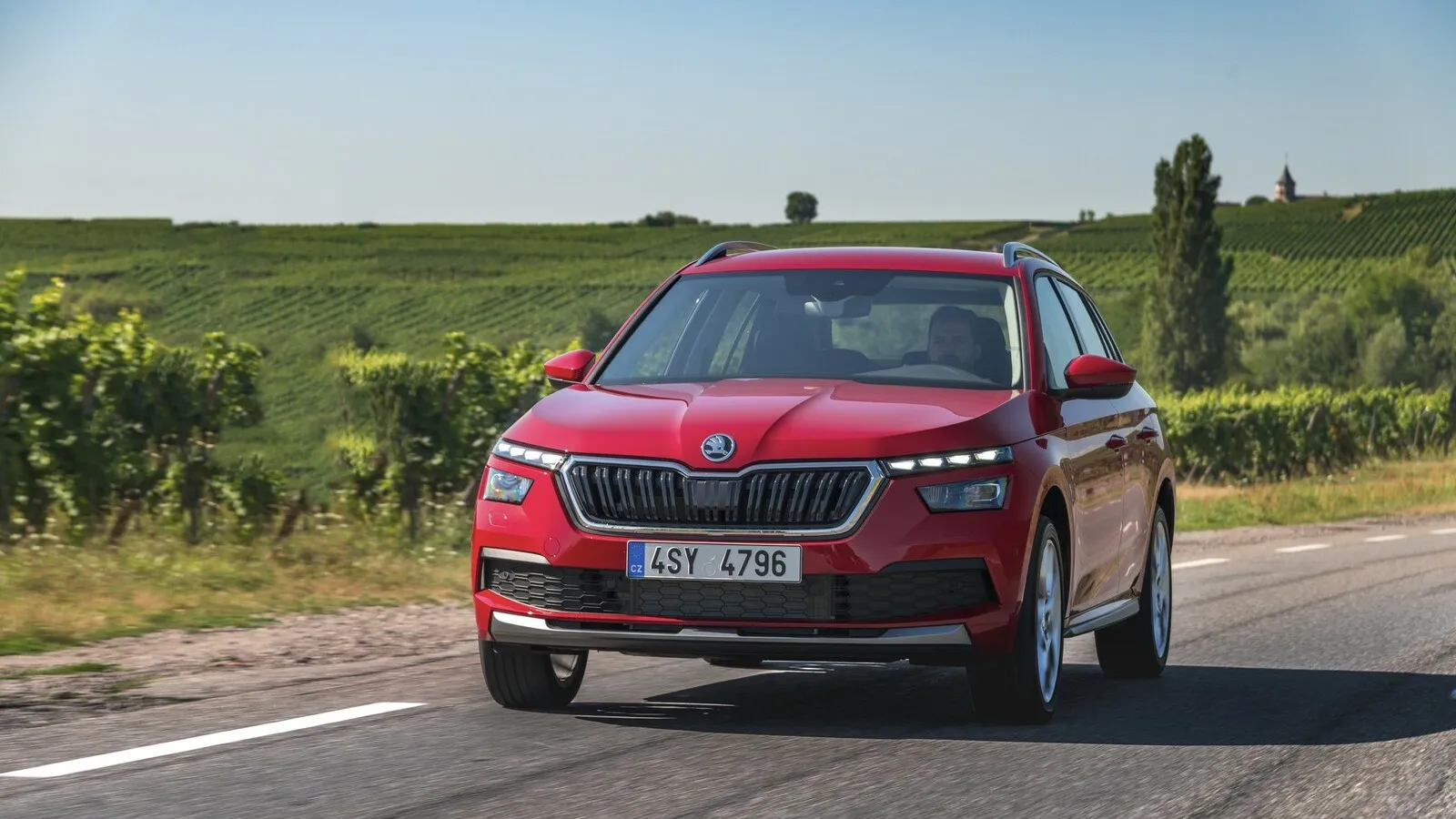 Der 150 PS starke Skoda Kamiq ist mit 790 Euro Wartungskosten über die definierte Laufzeit 375 Euro günstiger als der VW T-Cross.