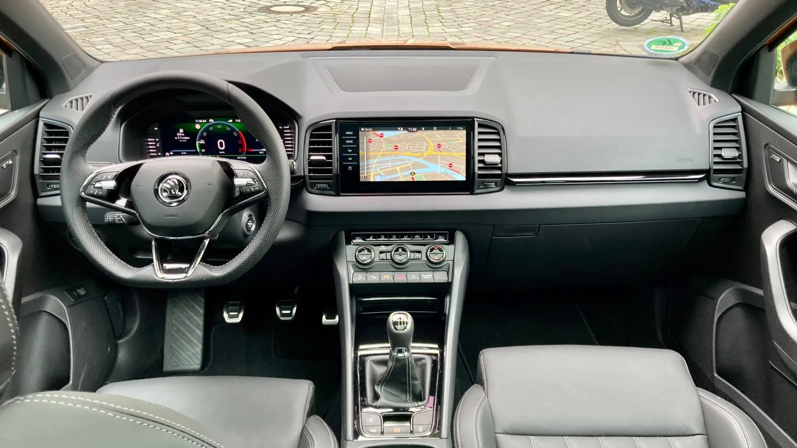 Das Karoq-Cockpit wird mit dem Facelift digitaler, im Laufe des Jahres sollen alle Versionen serienmäßig mit digitalem Cockpit kommen. Noch ist das erst ab  der Version Style Serie.