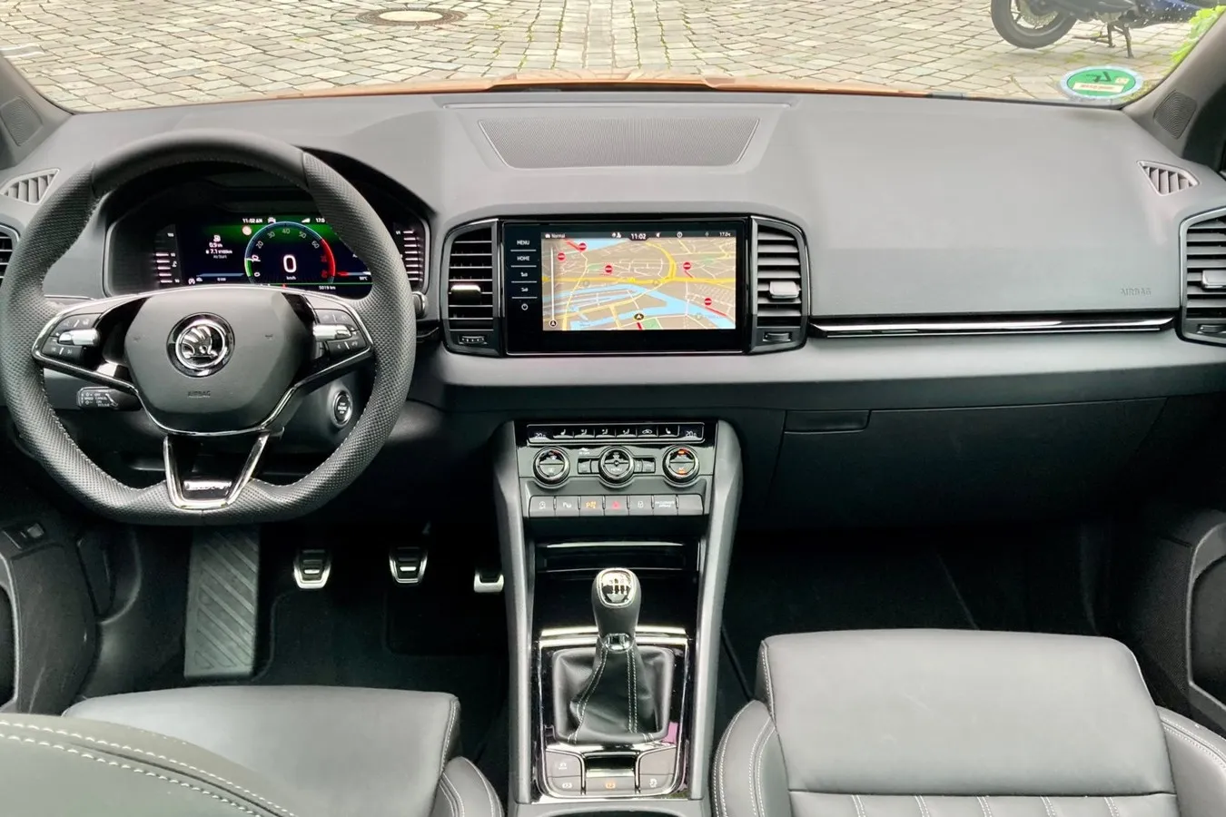 Das Karoq-Cockpit wird mit dem Facelift digitaler, im Laufe des Jahres sollen alle Versionen serienmäßig mit digitalem Cockpit kommen. Noch ist das erst ab  der Version Style Serie.
