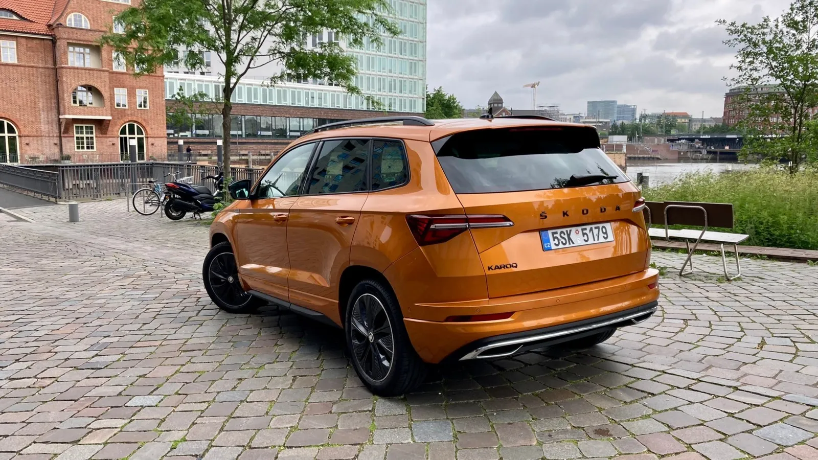 Auch am Heck des Kompakt-SUVs von Skoda wurdendie Leuchten schmaler.