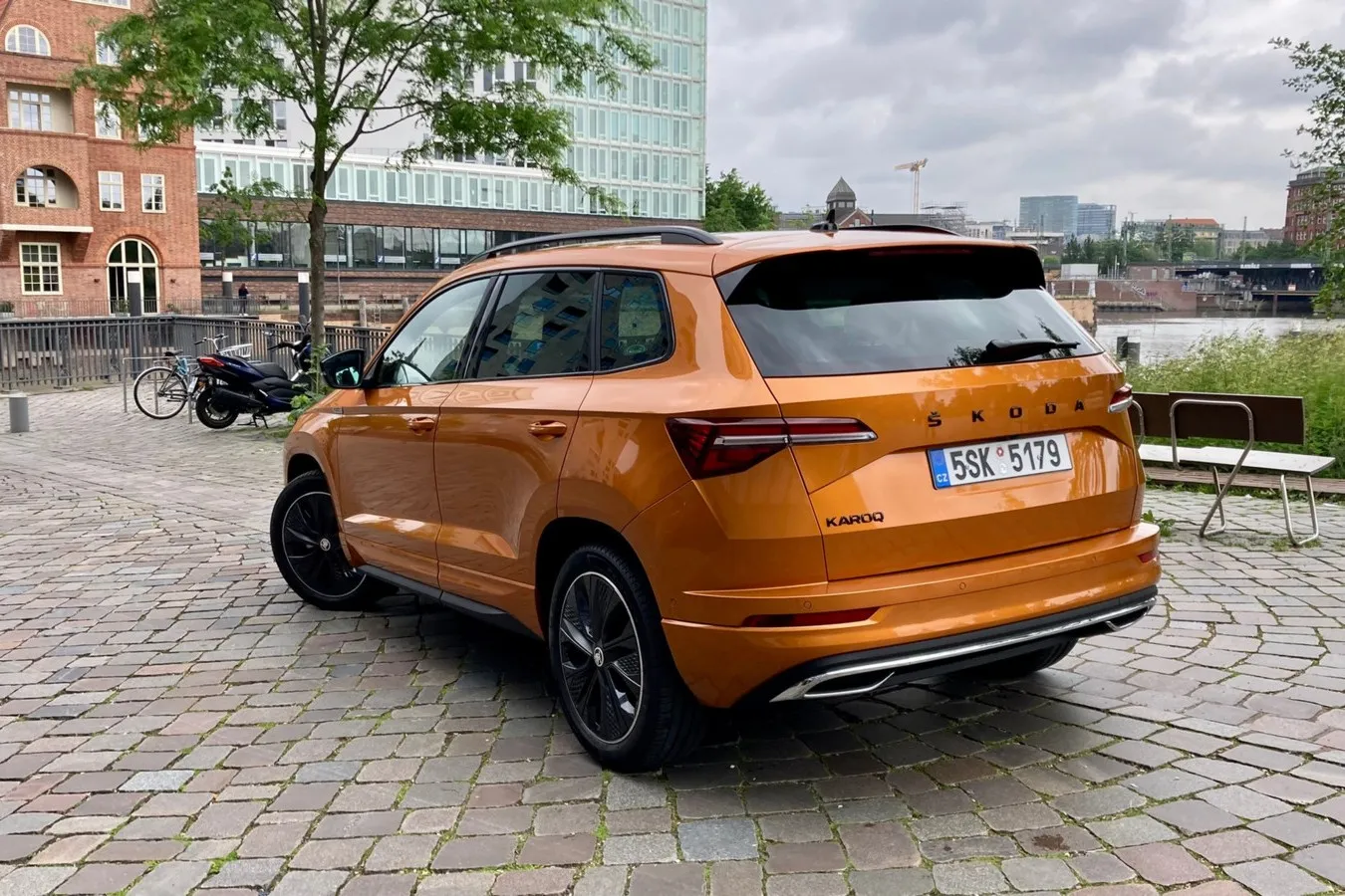 Auch am Heck des Kompakt-SUVs von Skoda wurdendie Leuchten schmaler.