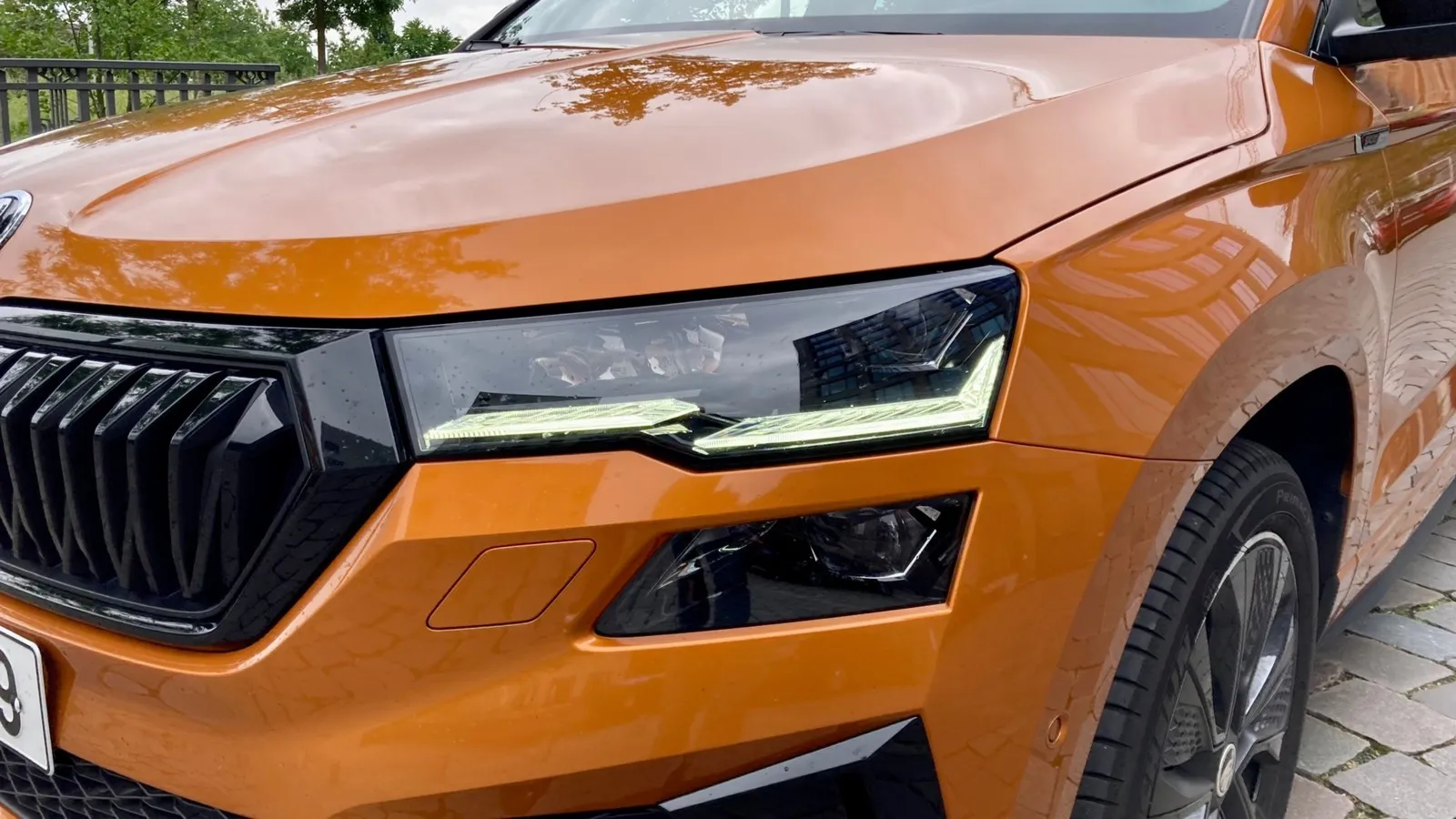 Schlankere Scheinwerfer für den gelifteten Skoda Karoq, erstmals gibt es Matrix-LED-Licht für die Baureihe.