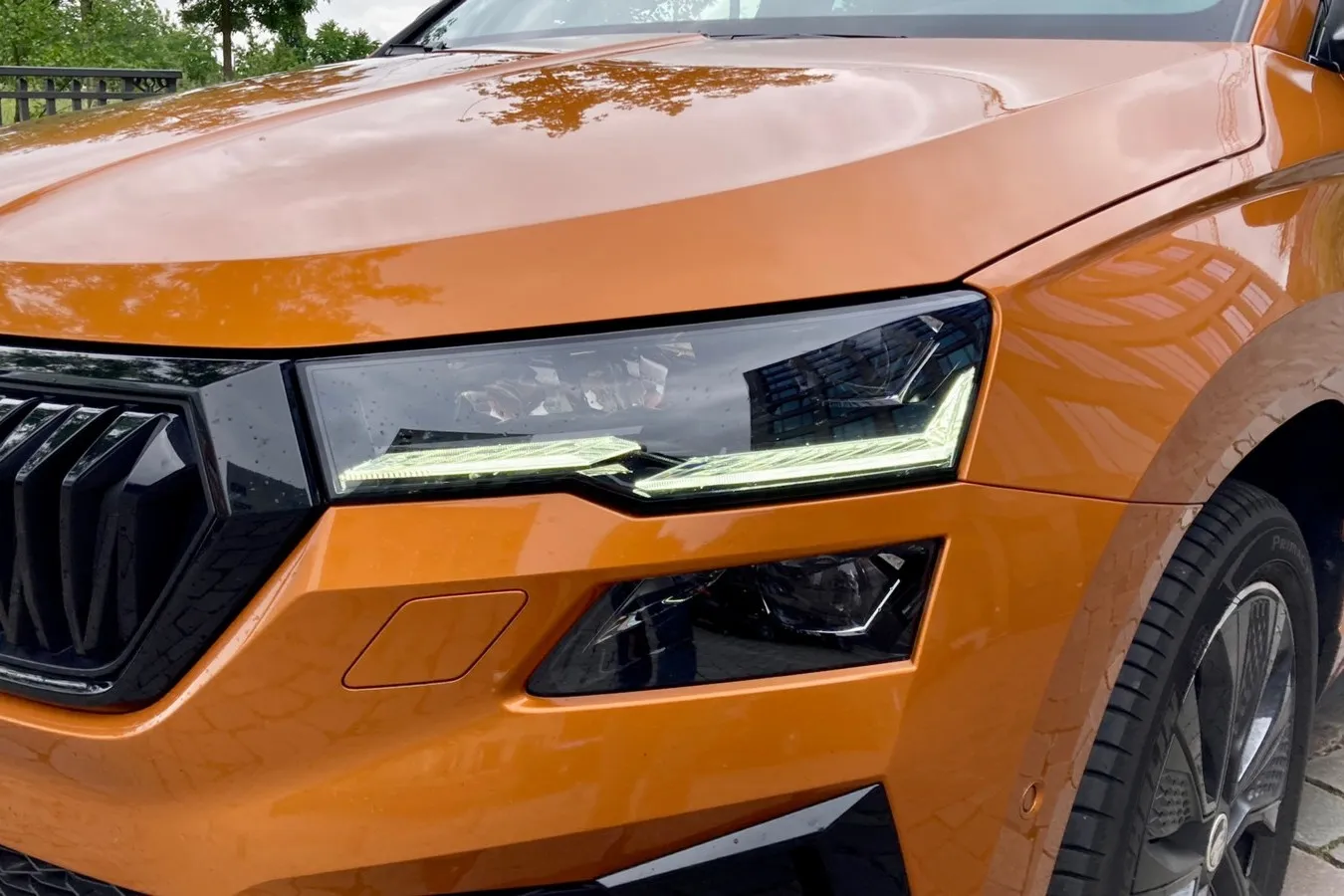 Schlankere Scheinwerfer für den gelifteten Skoda Karoq, erstmals gibt es Matrix-LED-Licht für die Baureihe.