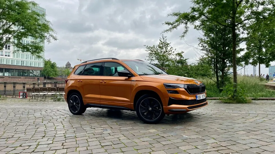 Leichte Design-Retuschen und die neue Variante Sportline: so fährt seit Anfang 2022 der Skoda Karoq vor.