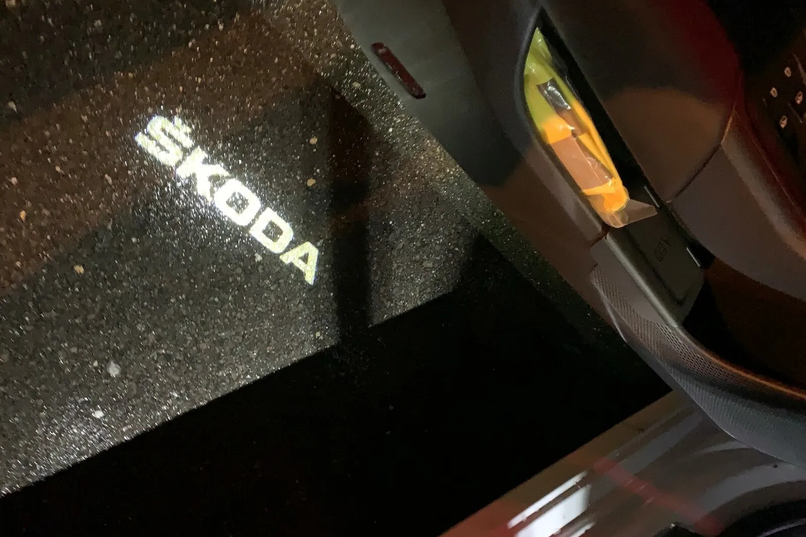 Lichtsignatur in den Türen, die auf den Boden projiziert wird.
