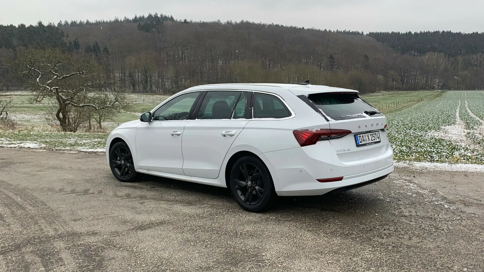 Mit einer Länge von 4,70 Metern ist der Octavia Combi schon ein Vertreter der Mittelklasse - ein Passat Variant hat in der Länge gerade mal 7 Zentimeter mehr zu bieten