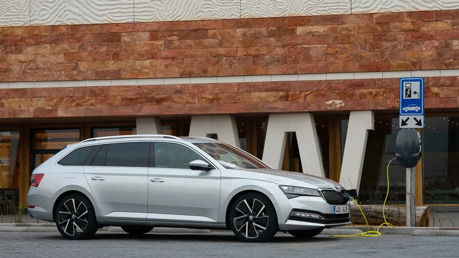 Skoda Superb Combi: Der 1.4 TSI iV Style DSG ist je Kilometer 26,6 Prozent günstiger als der 2.0 TSI Style DSG.