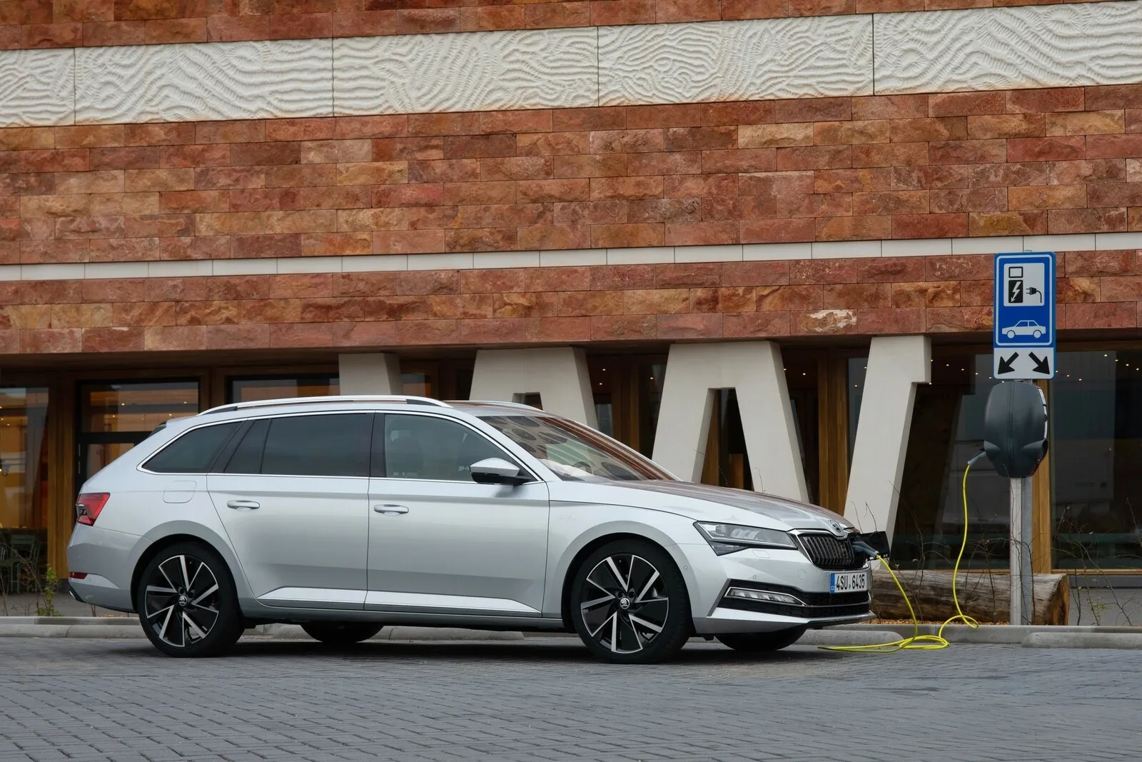 Skoda Superb Combi: Der 1.4 TSI iV Style DSG ist je Kilometer 26,6 Prozent günstiger als der 2.0 TSI Style DSG.