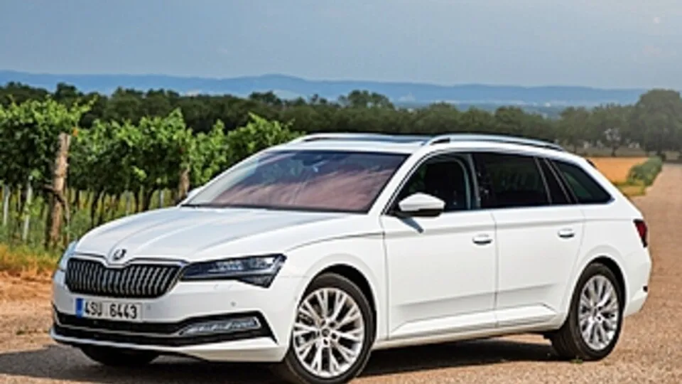 Der Skoda Superb Combi 2.0 TDI fährt im Segment der Mittelklasse-Kombis mit 200 Diesel-PS am günstigsten.