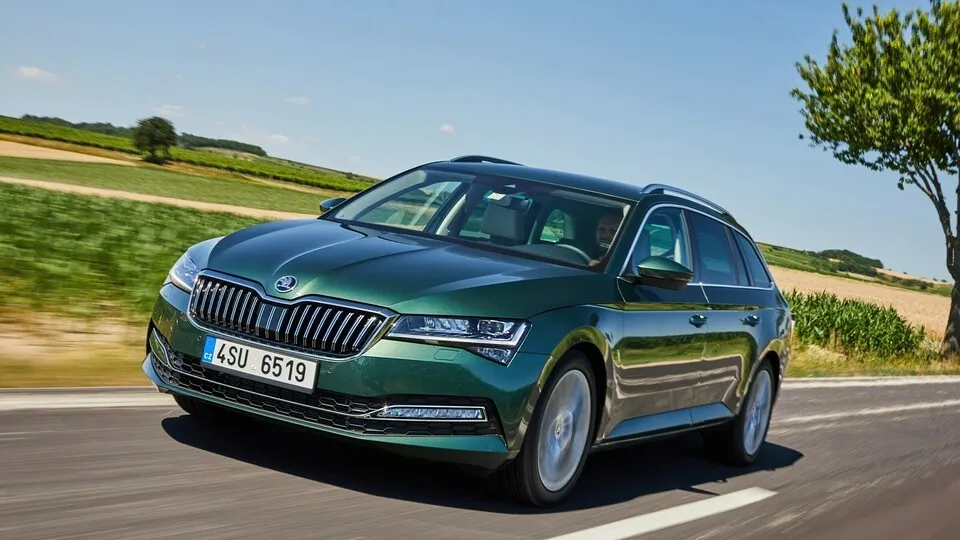 Der Skoda Superb Combi geht aus unserem Betriebskosten-Vergleich der Mittelklasse-Kombis als Sieger hervor.