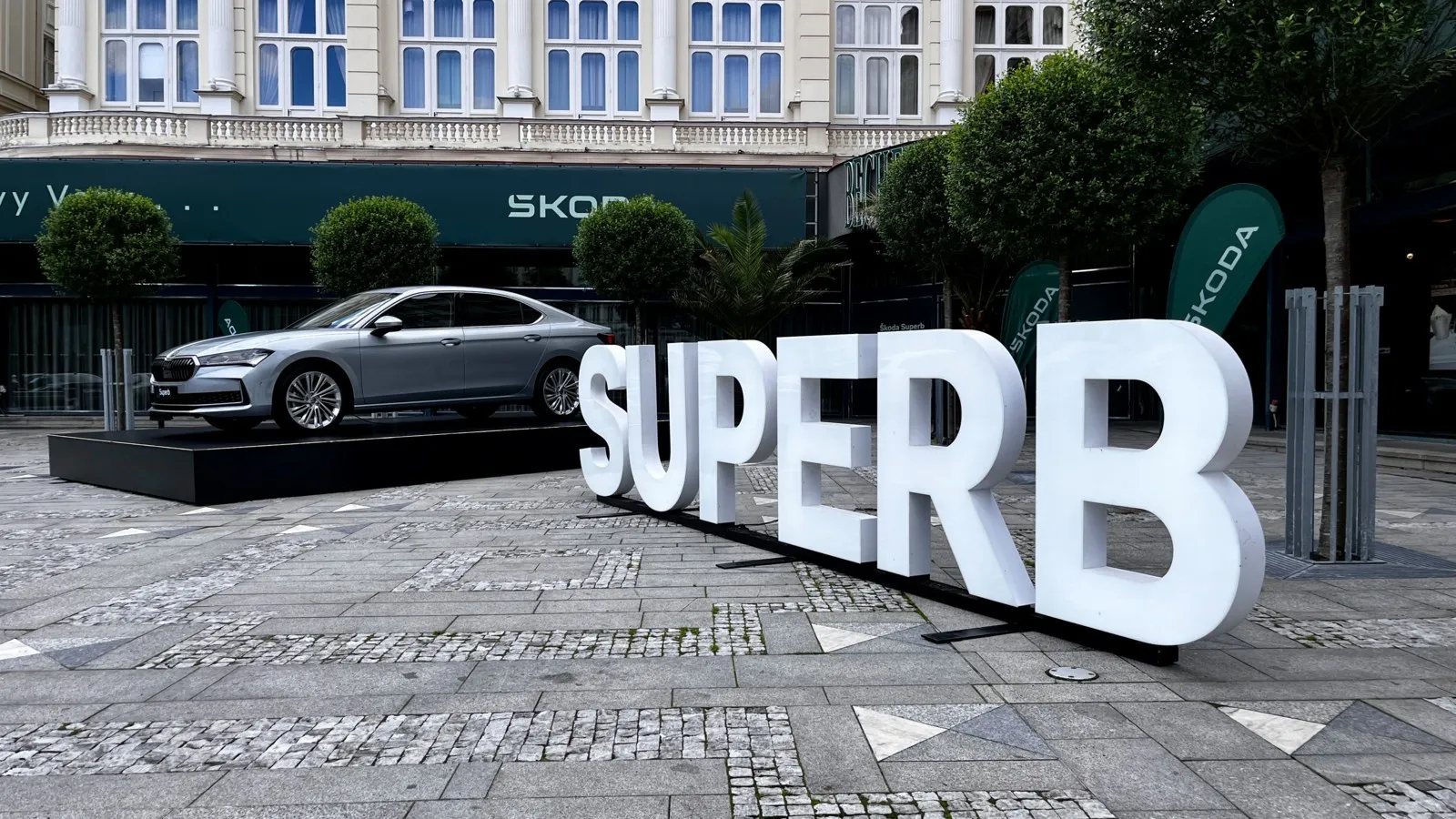 Großaufgebot von Skoda vor dem Grandhotel Pupp in Karlsbad, Tschechien.
