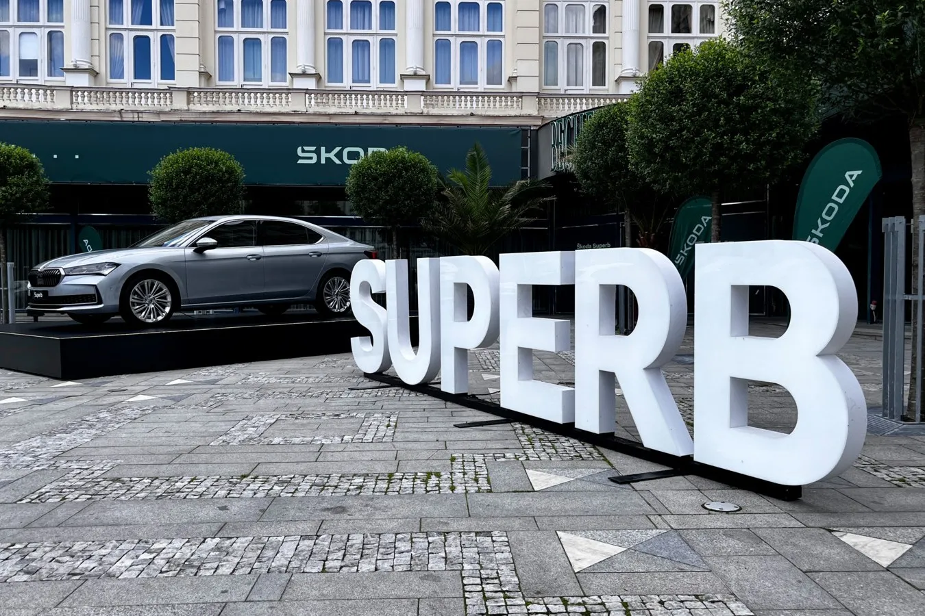Großaufgebot von Skoda vor dem Grandhotel Pupp in Karlsbad, Tschechien.