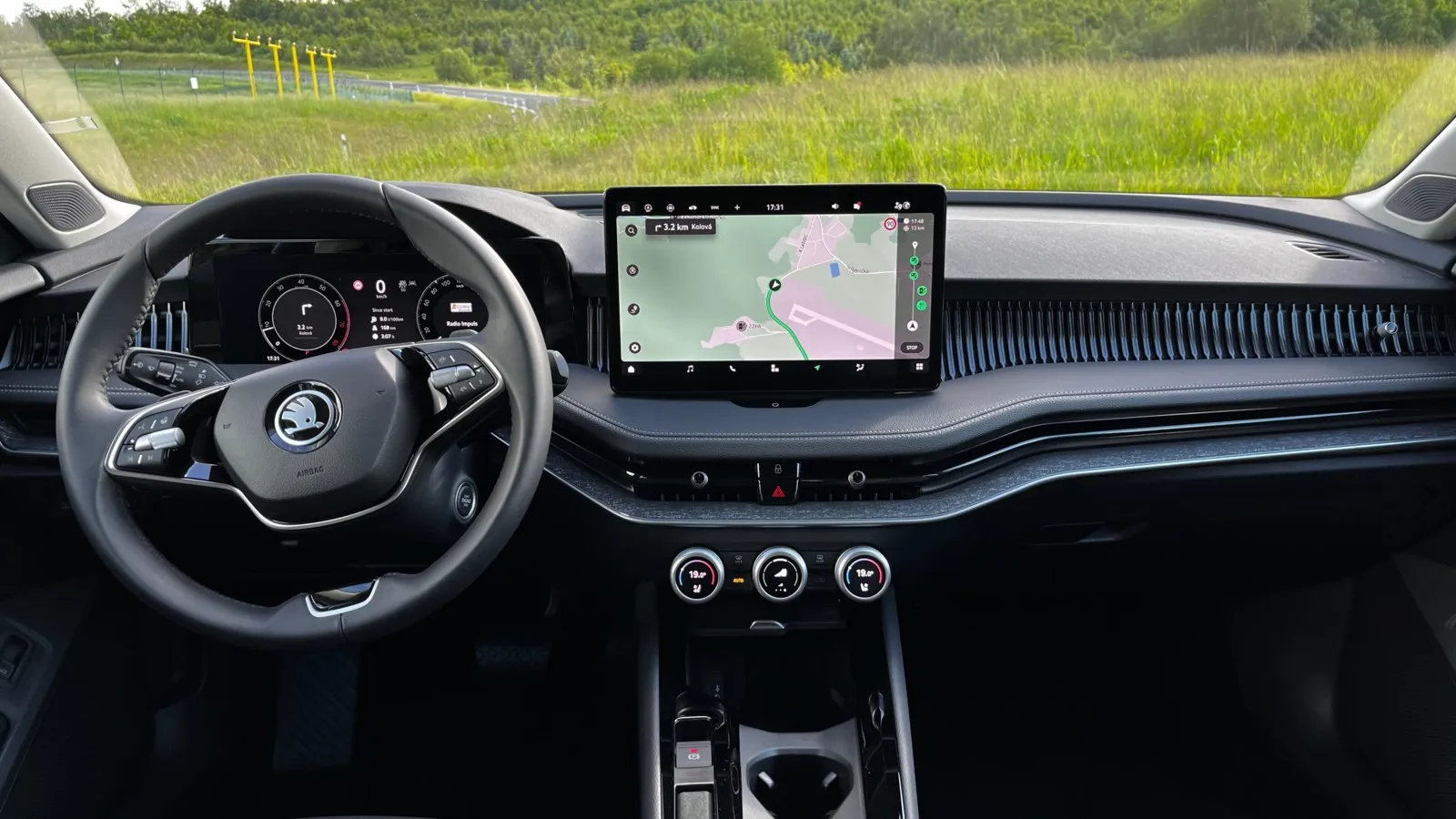Im Cockpit sorgt ein 12,9-Zoll-Touchdisplay für intuitive Bedienung, ergänzt durch ein digitales Kombiinstrument, das alle wichtigen Informationen übersichtlich darstellt.