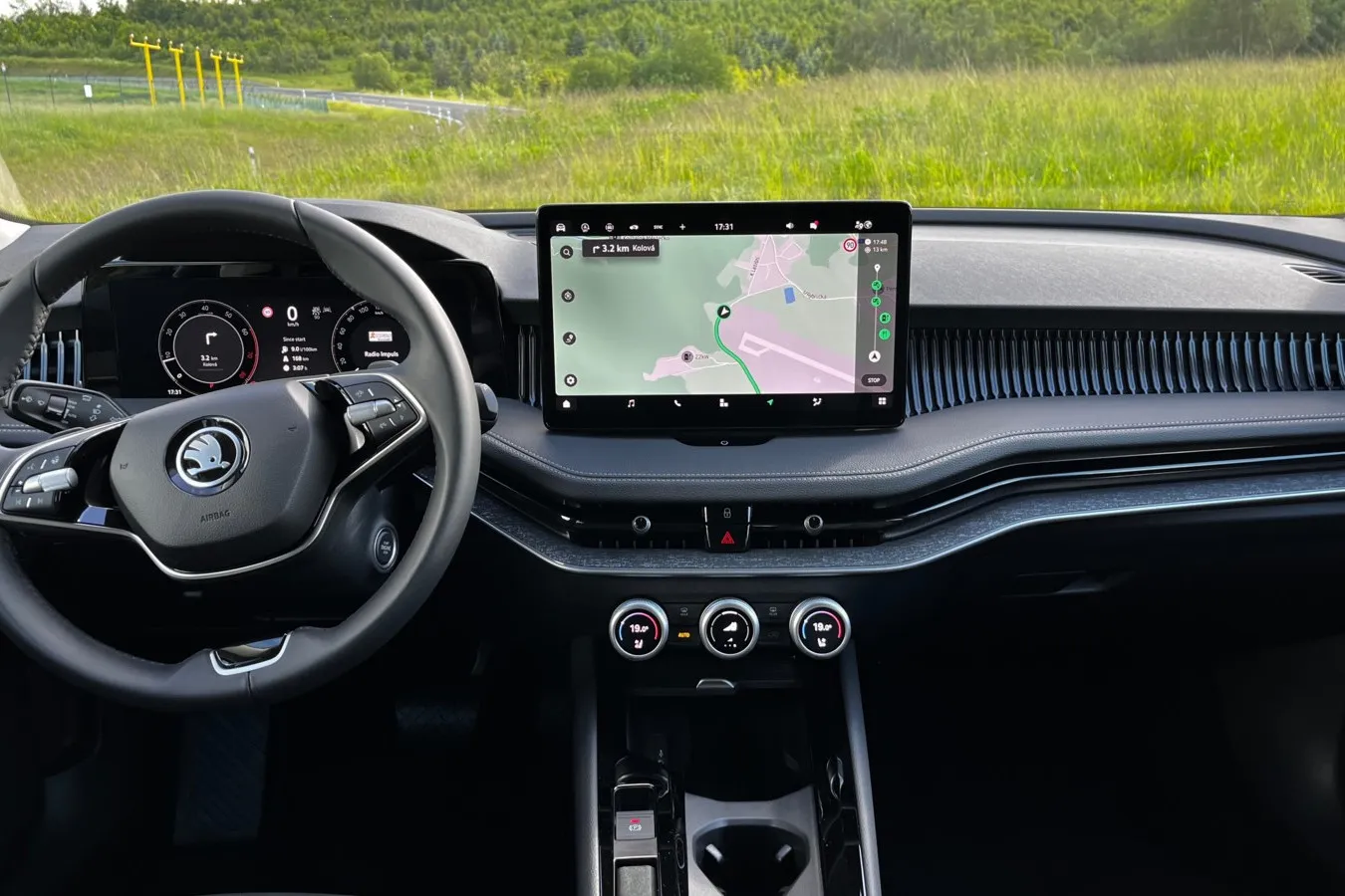 Im Cockpit sorgt ein 12,9-Zoll-Touchdisplay für intuitive Bedienung, ergänzt durch ein digitales Kombiinstrument, das alle wichtigen Informationen übersichtlich darstellt.
