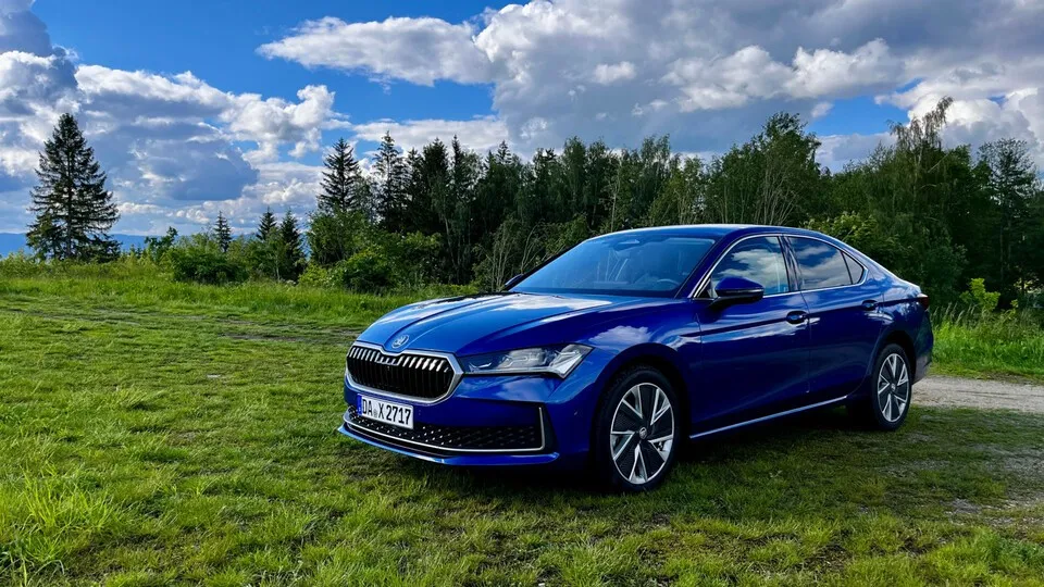 In vierter Generation: Die Skoda Superb Limousine 2024 glänzt nicht nur im Design.