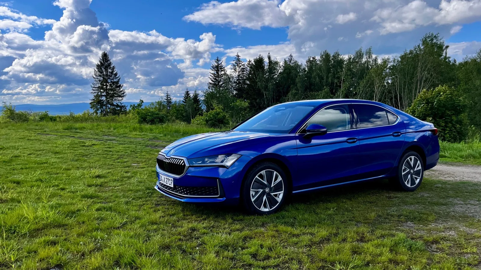 Der Škoda Superb 2024 zeigt sich mit einem klaren, eleganten Design, das durch seine aerodynamische Silhouette und markante LED-Lichtsignaturen hervorsticht.