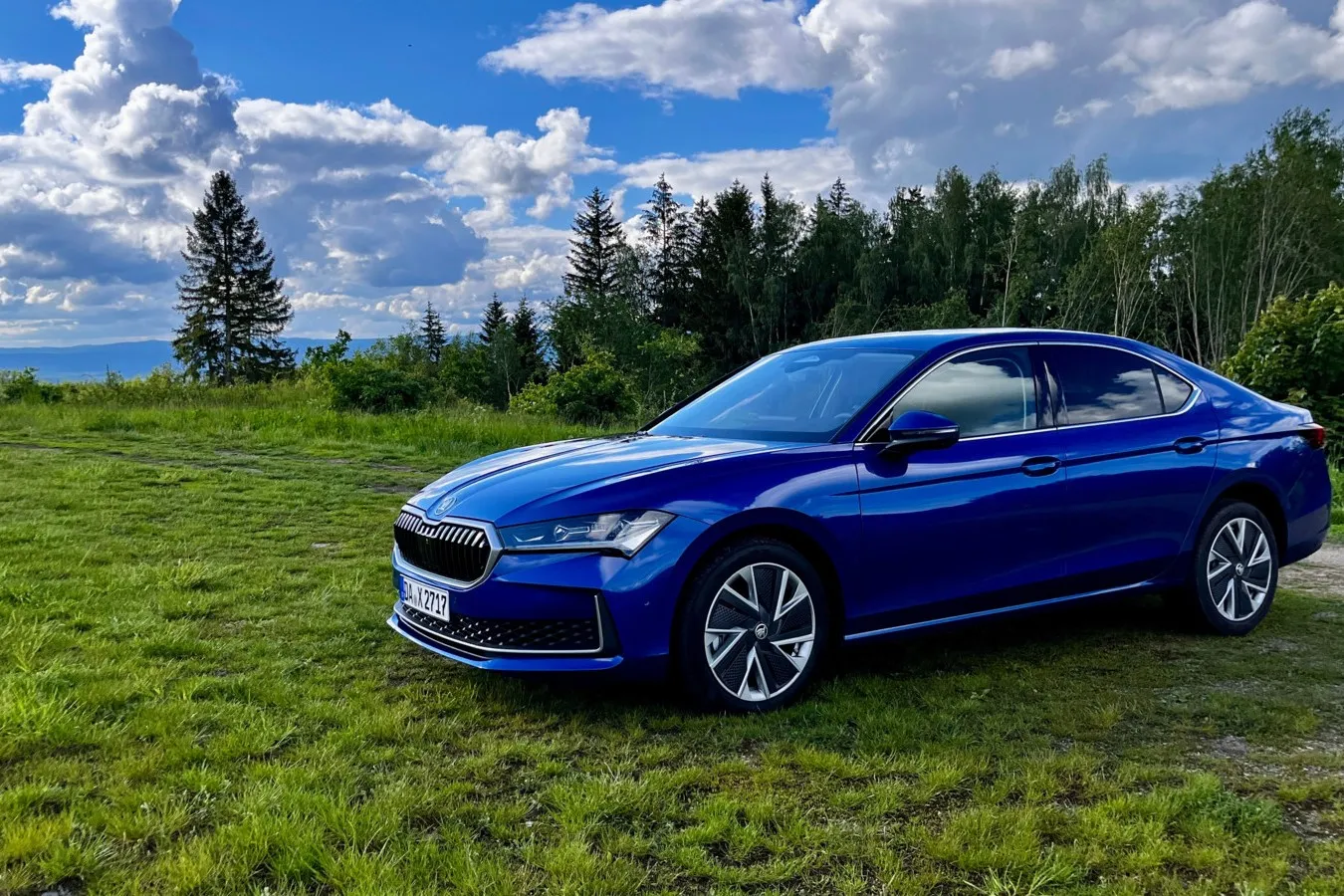 Der Škoda Superb 2024 zeigt sich mit einem klaren, eleganten Design, das durch seine aerodynamische Silhouette und markante LED-Lichtsignaturen hervorsticht.