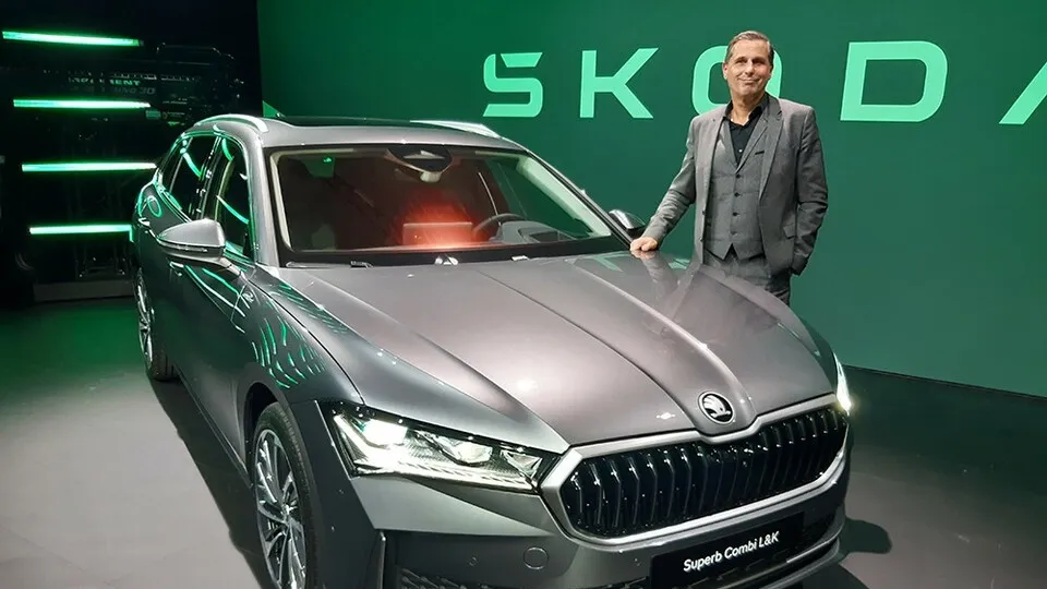 Klaus Zellmer, Vorstandsvorsitzender von Skoda, präsentiert den neuen Skoda Superb.
