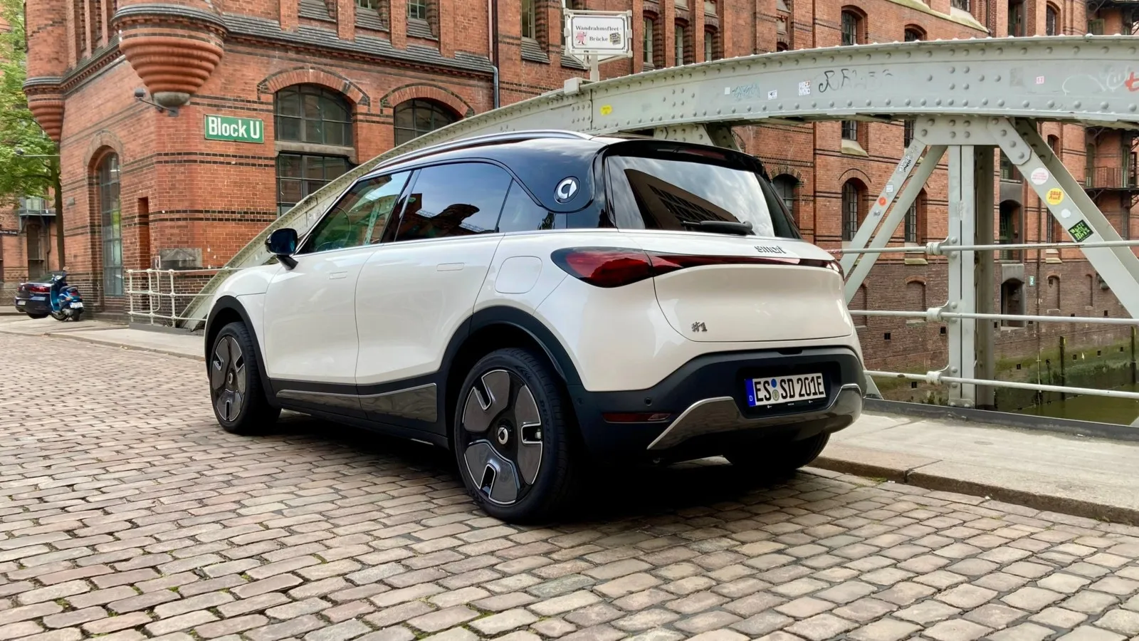 50 Prozent seiner Smart-Anteile hat Mercedes-Benz mittlerweile an den chinesischen Geely-Konzern abgegeben. Am Heck des #1 erinnert – trotz komplett neuer Plattform – immer noch Vieles an die alte Mutter.