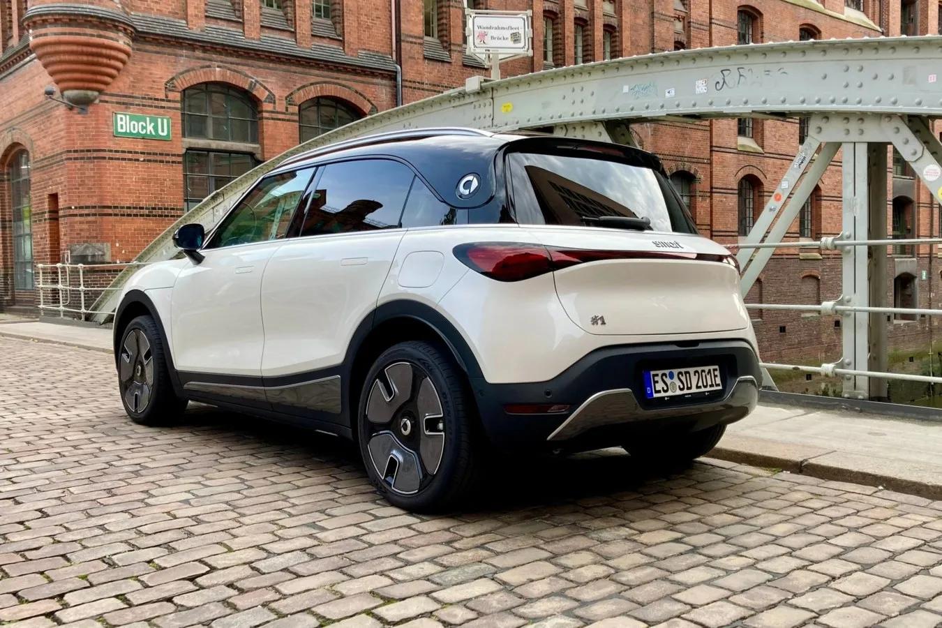 50 Prozent seiner Smart-Anteile hat Mercedes-Benz mittlerweile an den chinesischen Geely-Konzern abgegeben. Am Heck des #1 erinnert – trotz komplett neuer Plattform – immer noch Vieles an die alte Mutter.