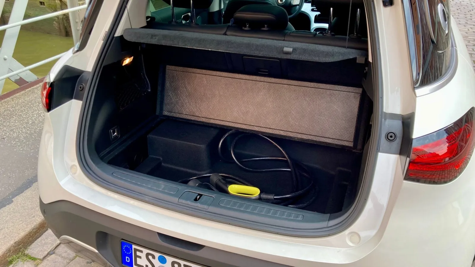Kleinkram und das Ladekabel kann man unter dem doppelten Ladenboden im Elektro-SUV verstauen.
