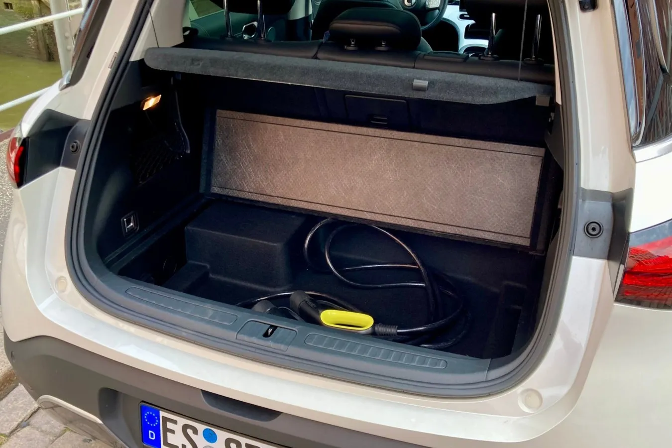 Kleinkram und das Ladekabel kann man unter dem doppelten Ladenboden im Elektro-SUV verstauen.