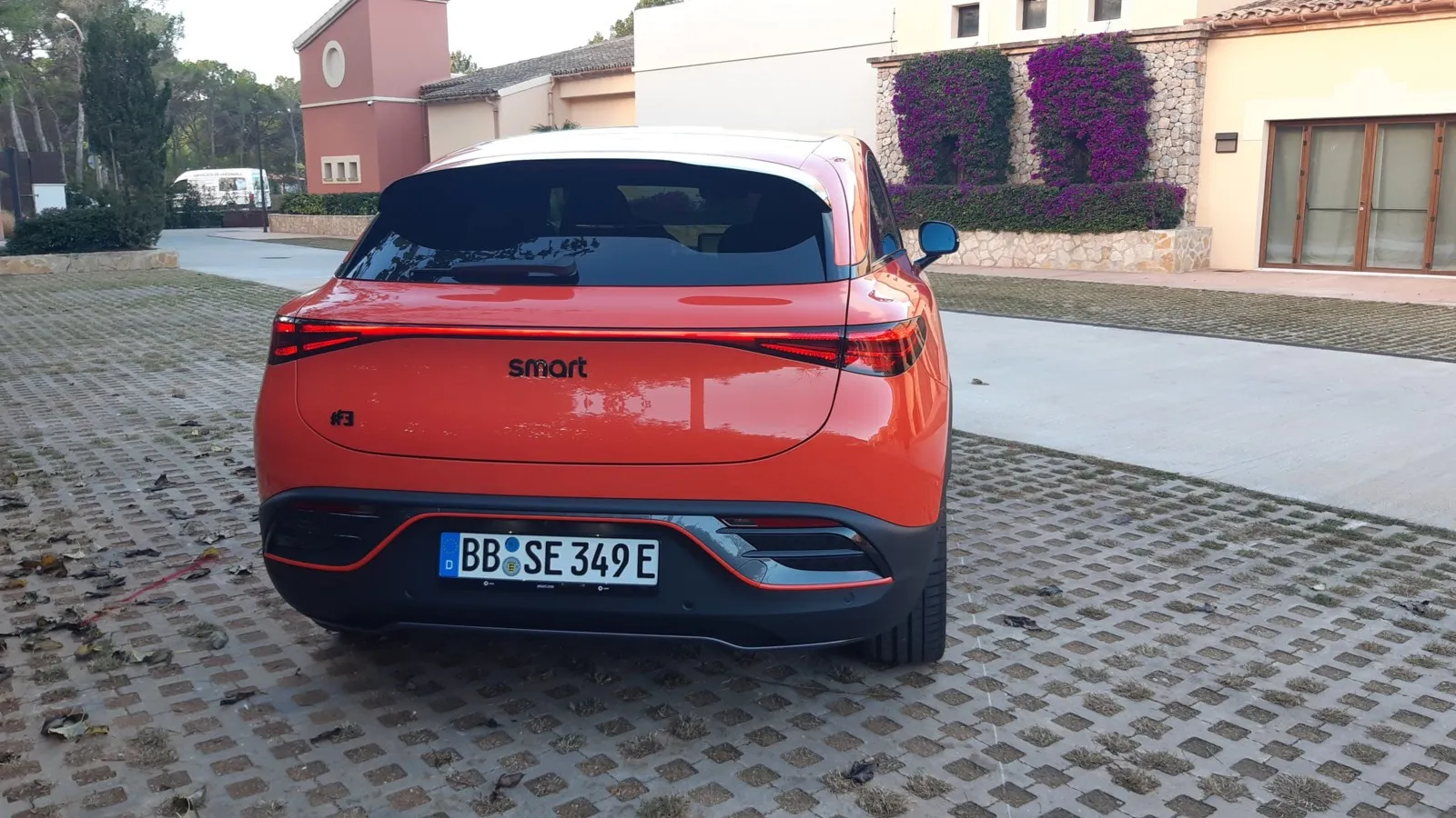 Durchgehendes Leuchtenband am Heck des Smart #3 wie beim kleineren SUV-Bruder #1.
