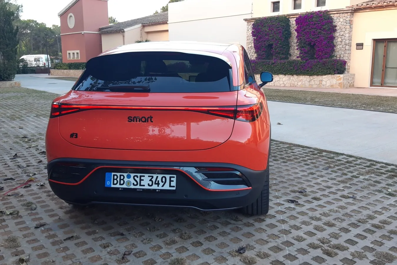 Durchgehendes Leuchtenband am Heck des Smart #3 wie beim kleineren SUV-Bruder #1.
