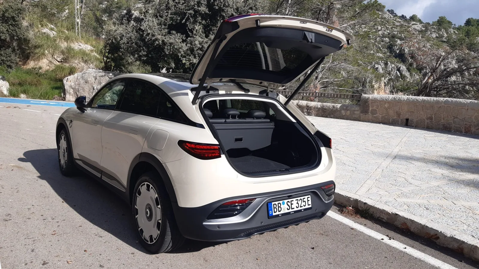 Hinter die elektrisch aufschwingende Heckklappe des Smart #3 passen 370 bis 1160 Liter Gepäck.