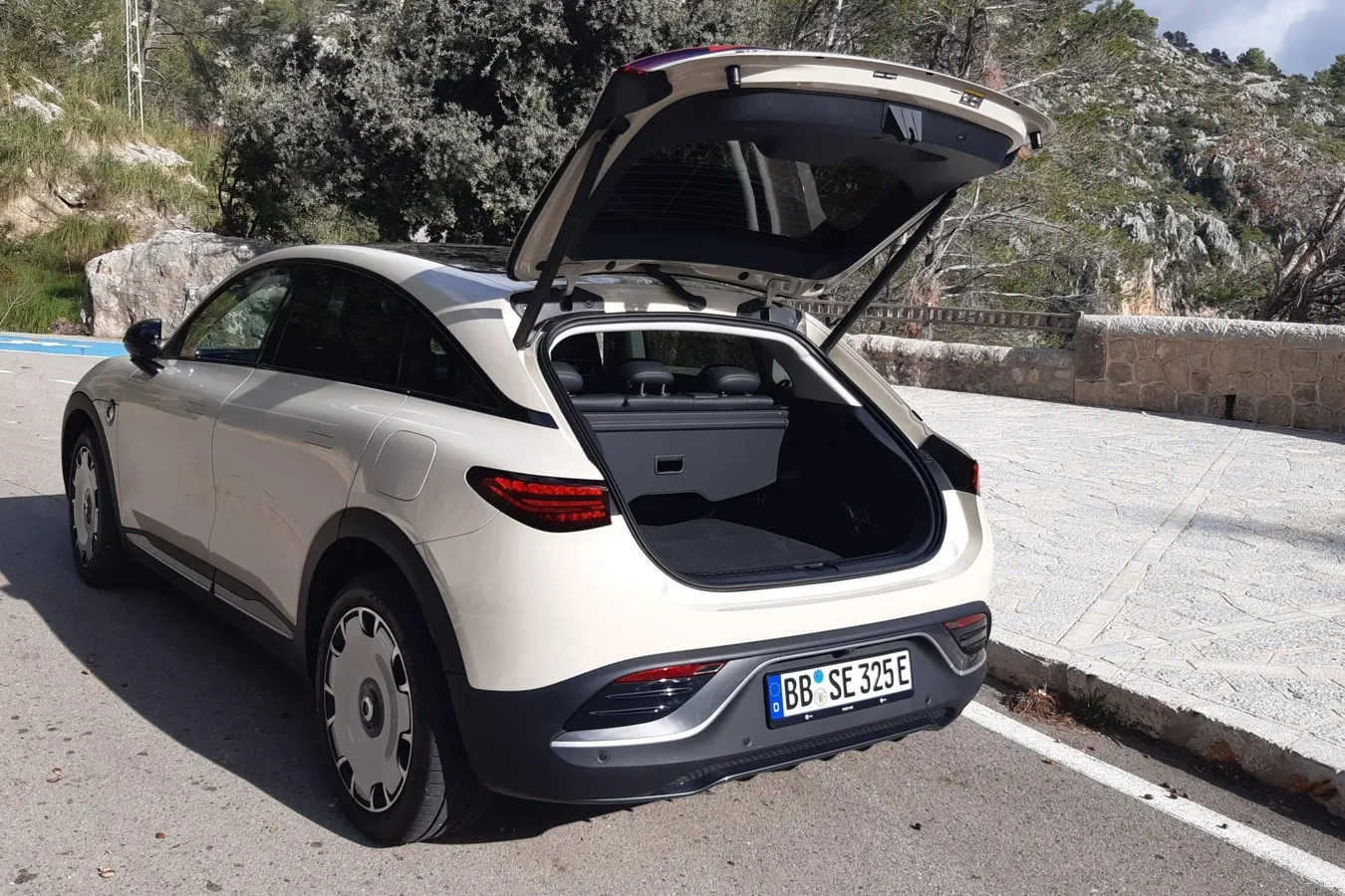 Hinter die elektrisch aufschwingende Heckklappe des Smart #3 passen 370 bis 1160 Liter Gepäck.