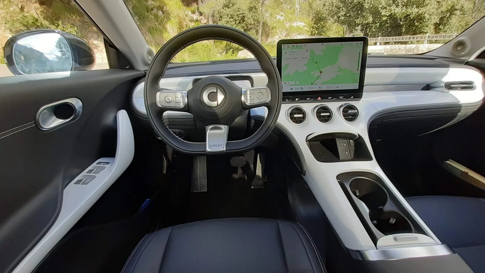 Alle Fahrzeugfunktionen werden im Smart über die 12,8 Zoll große Kommandozentrale oberhalb der wuchtigen Mittelkonsole gesteuert.