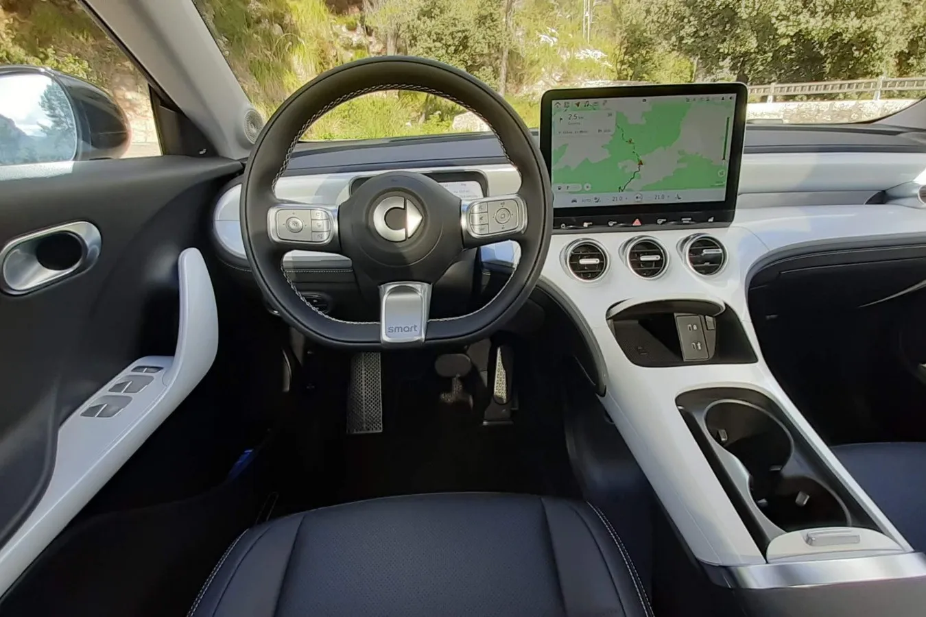 Alle Fahrzeugfunktionen werden im Smart über die 12,8 Zoll große Kommandozentrale oberhalb der wuchtigen Mittelkonsole gesteuert.