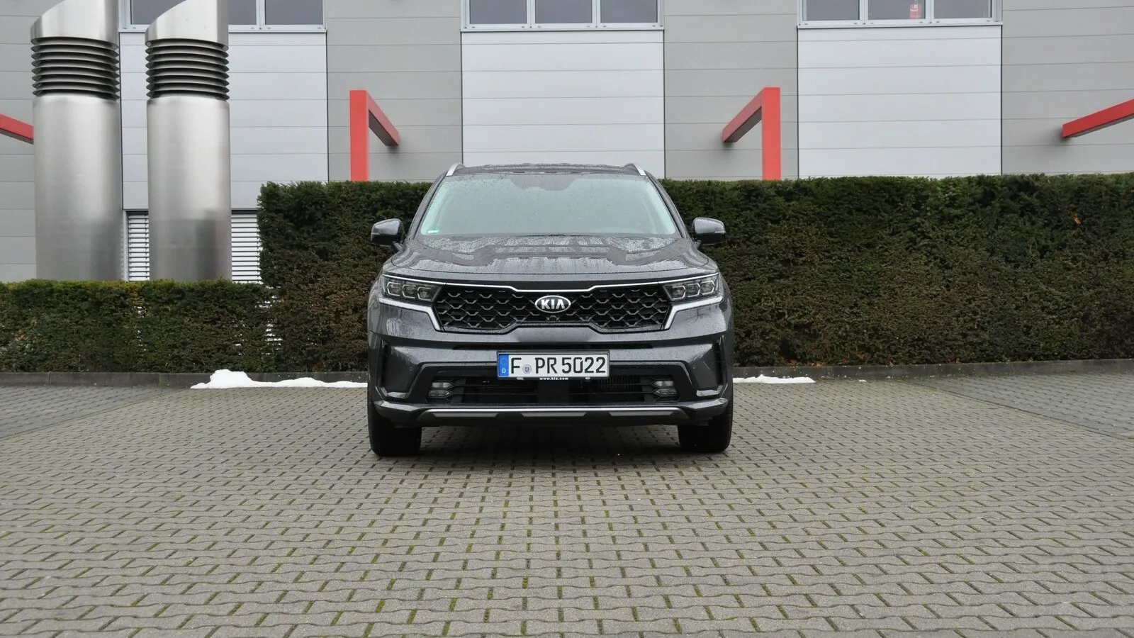Äußerlich fallen das kantige Design, der riesige schwarze Kühlergrill, der die gesamte Frontpartie dominiert.
