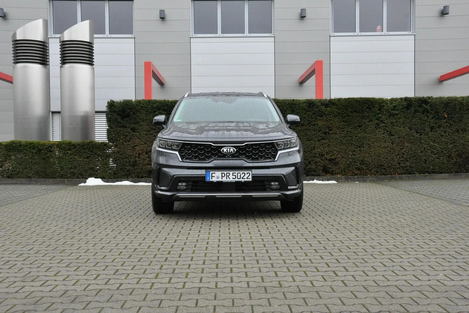 Äußerlich fallen das kantige Design, der riesige schwarze Kühlergrill, der die gesamte Frontpartie dominiert.