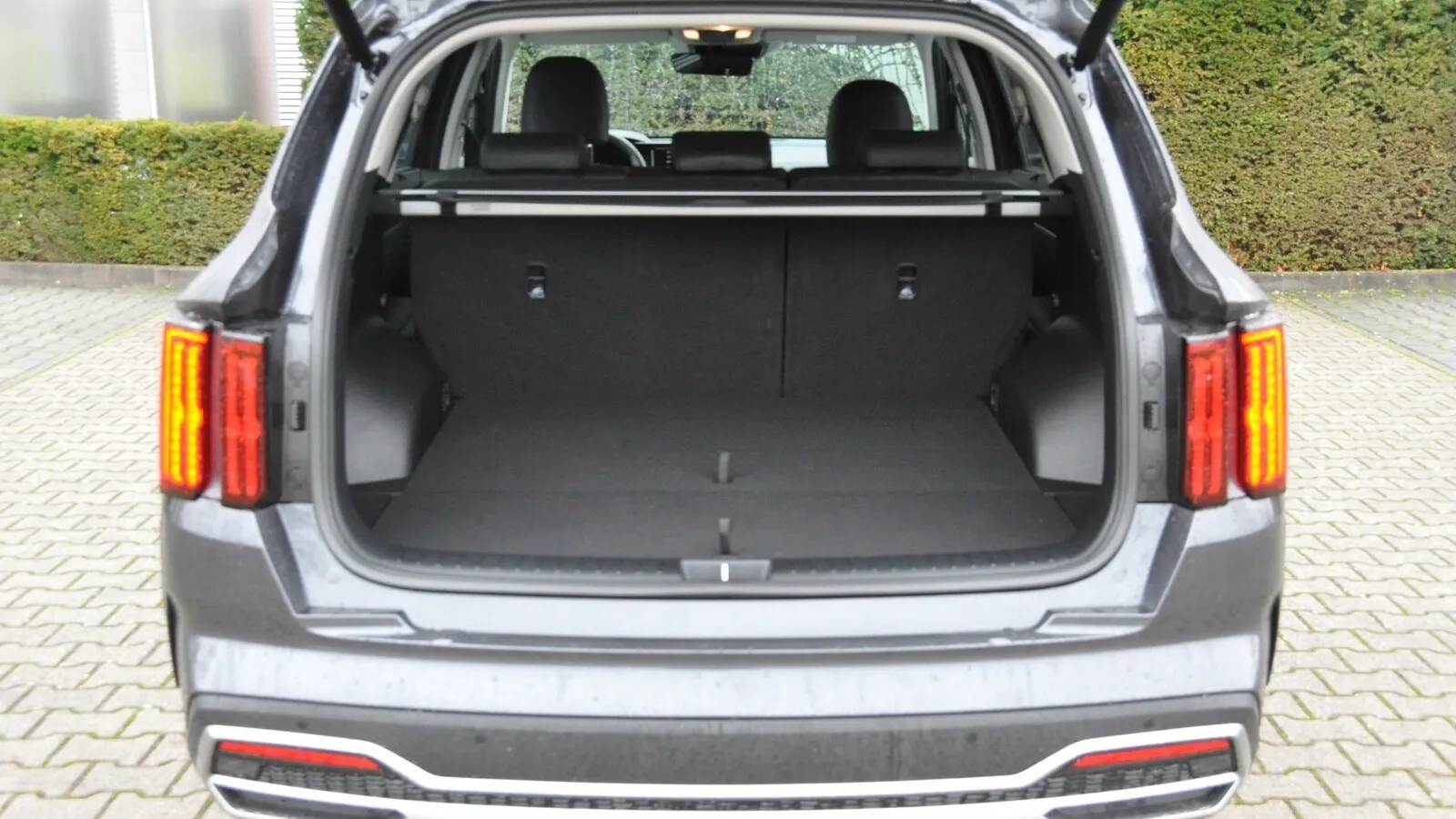 Der Kofferraum fasst 705 bis maximal 2.100 Liter und schluckt nicht nur reichlich Gepäck, sondern hat auch noch Platz für eine dritte Sitzreihe (rund 800 Euro netto Aufpreis).