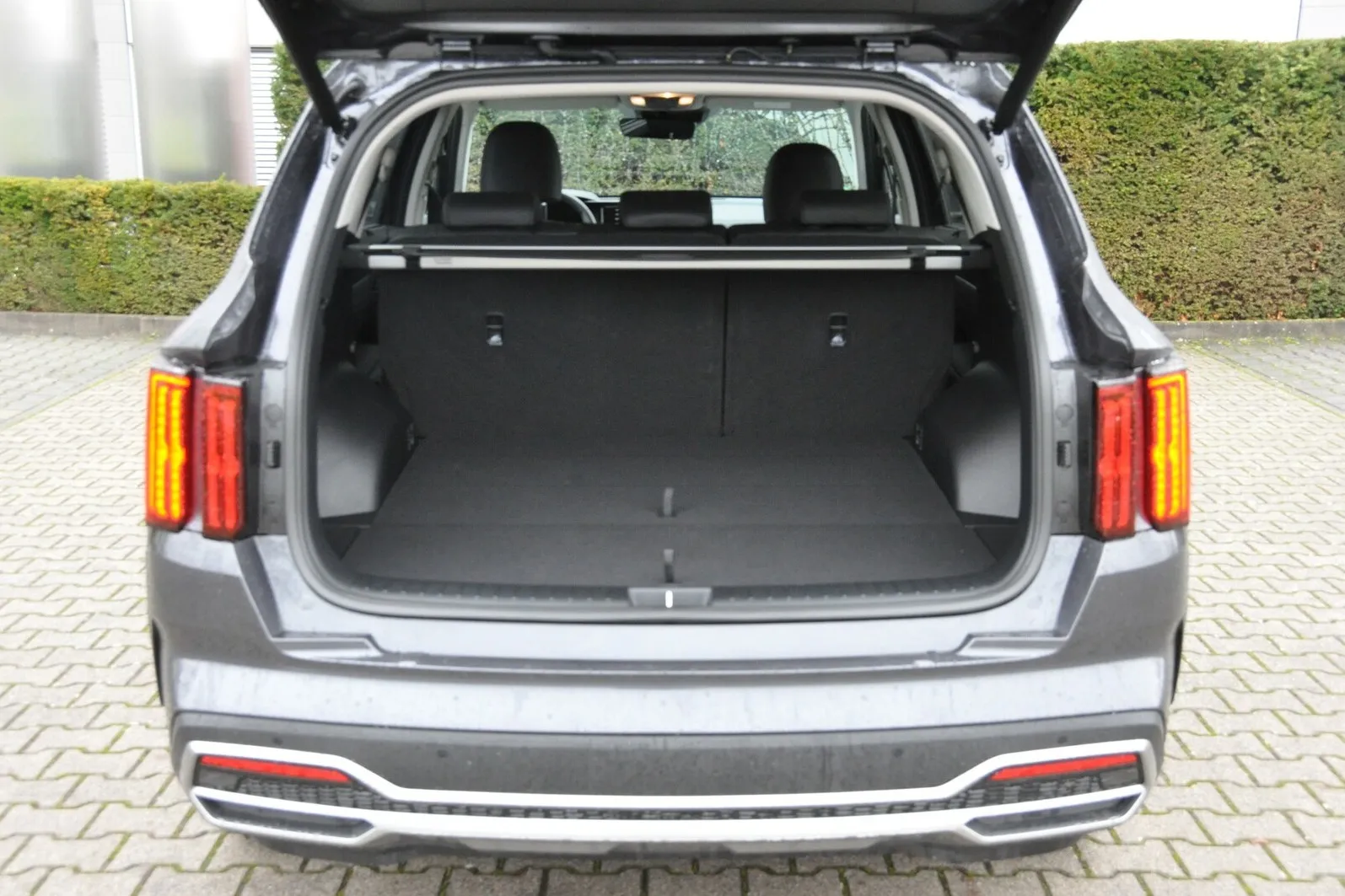 Der Kofferraum fasst 705 bis maximal 2.100 Liter und schluckt nicht nur reichlich Gepäck, sondern hat auch noch Platz für eine dritte Sitzreihe (rund 800 Euro netto Aufpreis).