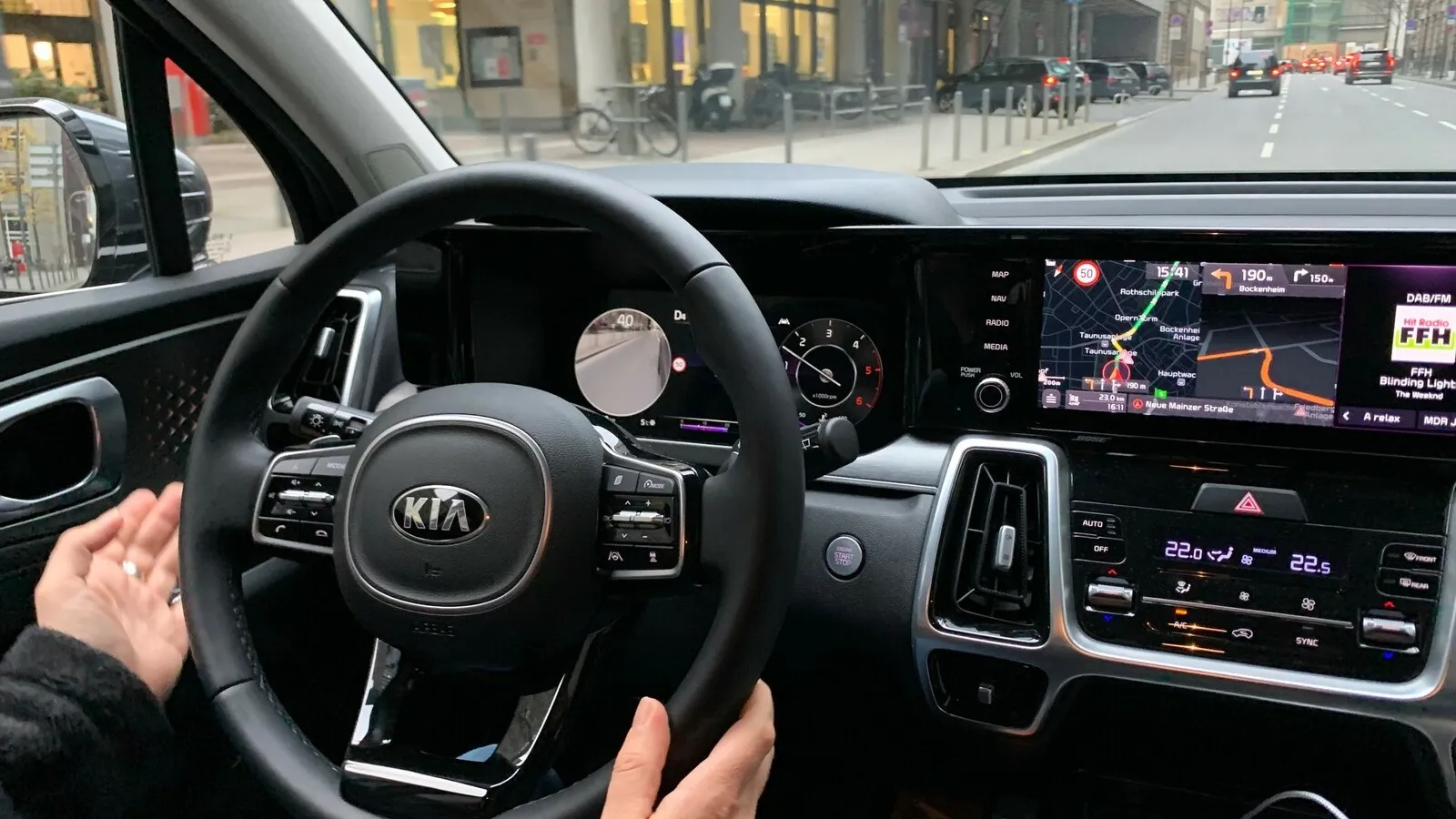 Sehr gut ist der neuartige Totwinkelassistent, der beim Blinkersetzen die Kamerabilder des rückwärtigen Verkehrs in das Instrumentendisplay einblendet.