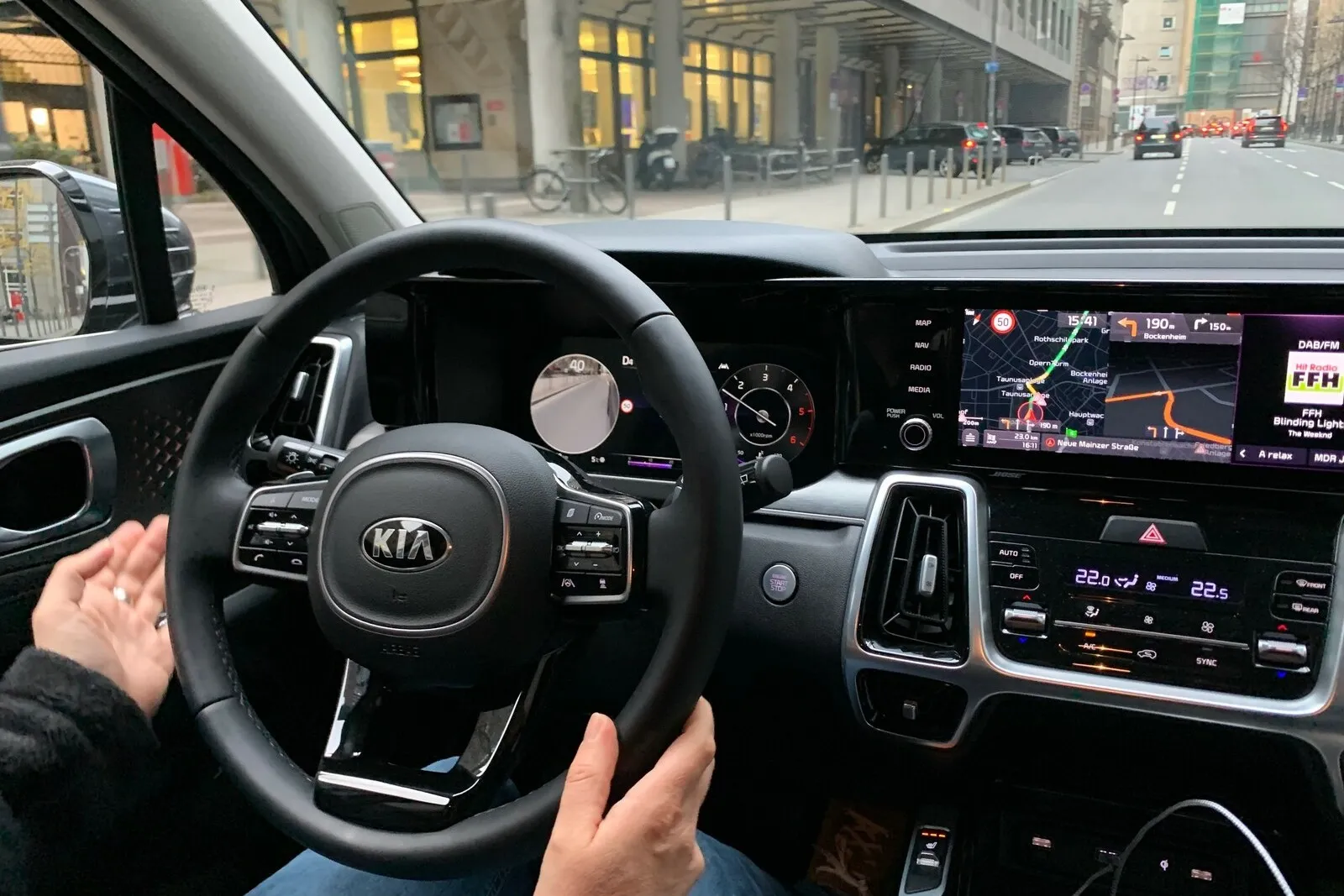 Sehr gut ist der neuartige Totwinkelassistent, der beim Blinkersetzen die Kamerabilder des rückwärtigen Verkehrs in das Instrumentendisplay einblendet.