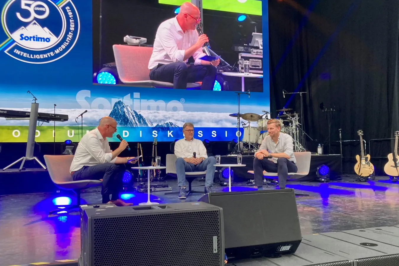 Marc Lucassen (IHK Schwaben), Reinhold Braun (Sortimo) und Benjamin Simon (ISS Energy Services; v. l.) im Gespräch über künftige Branchentrends.