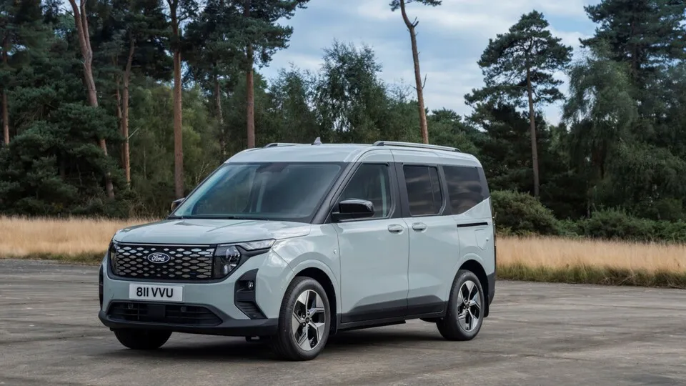 Ford bringt Anfang 2025 mit dem E-Tourneo Courier seinen ersten Hochdachkombi mit E-Antrieb auf den Markt