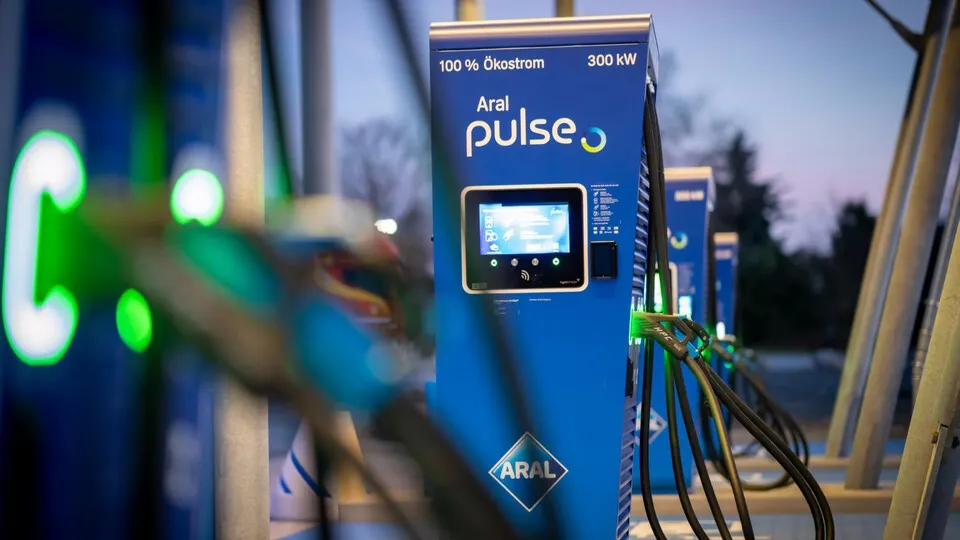 Aral Pulse ist neuer ADAC-Ladestrompartner