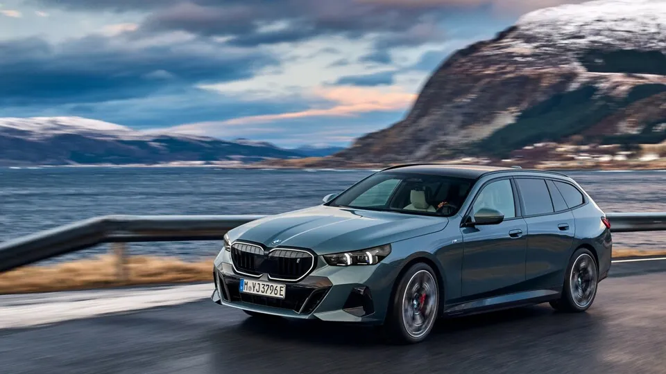 Der BMW i5 Touring eDrive40 bietet bis zu 560 Kilometer Reichweite.