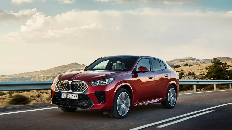 Die Neuauflage des X2 wird BMW auch mit E-Antrieb als iX2 anbieten