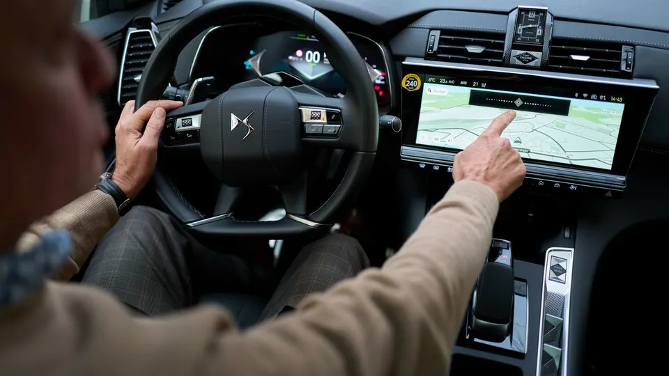 Die Limousine DS 7 ist das erste Auto, das in Europa mit ChatGPT bestückt ist.