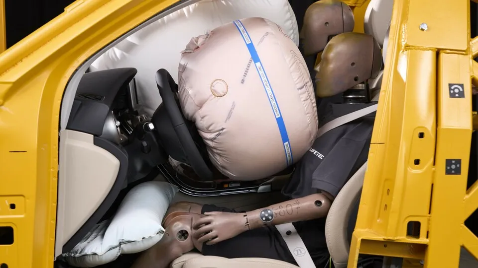 Einen flexibel aufblasbaren Fahrer-Airbag für das automatisierte Fahren hat ZF Lifetec nun vorgestellt