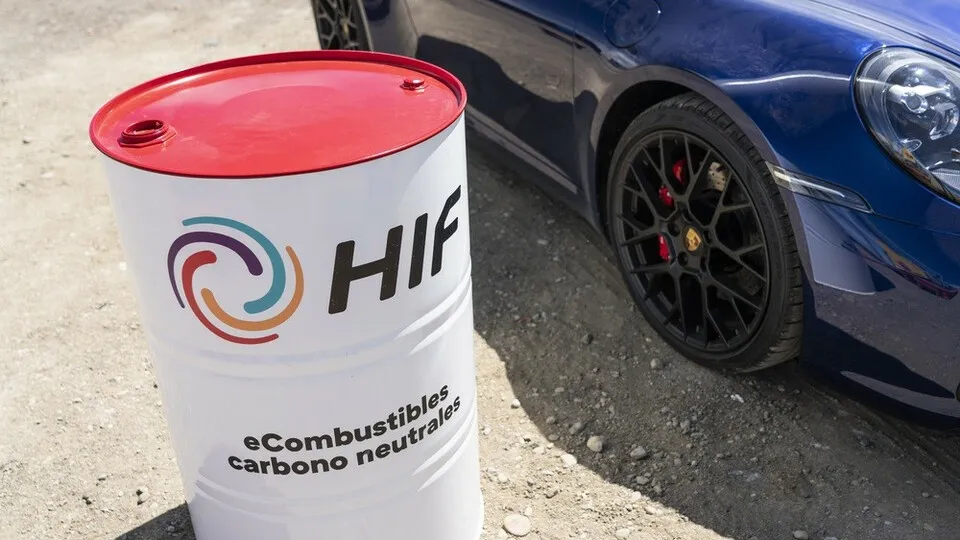 Unter anderem Porsche setzt auf E-Fuels.