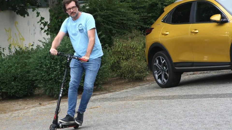 E-Scooter sind aus dem Straßenbild nicht mehr wegzudenken. Eine Verkehrssicherungspflicht für die Mietroller gibt es allerdings nicht